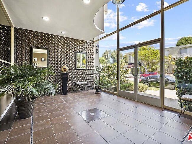 Lobby - 6601 Springpark Ave