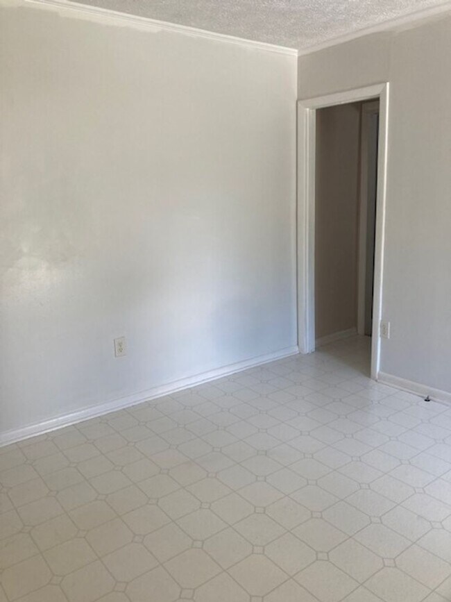 Building Photo - Maryville 37804 - 3 bedroom, 2 bath ranch home - Contact Debra Johnson (865) 591-8281