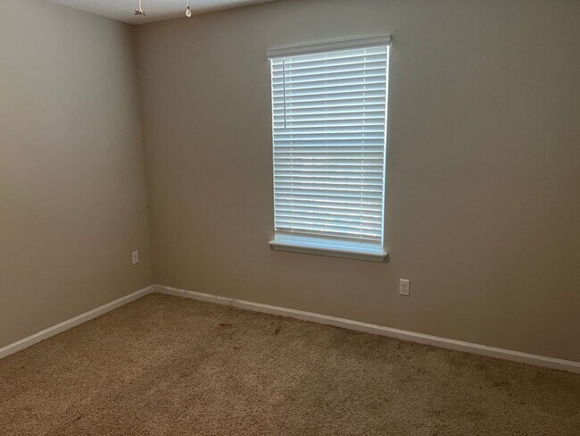 Building Photo - Great home in a gated community