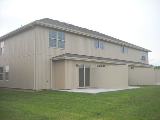 Building Photo - 3 Bedroom, 2.5 Bath, Townhouse in the Fox Creek Subdivision