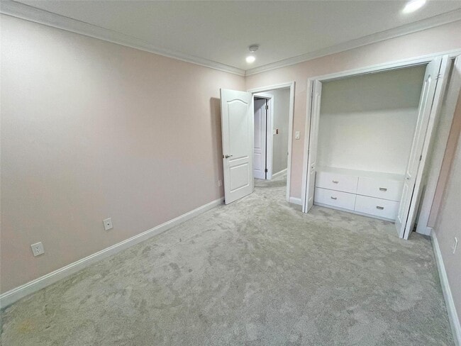 Building Photo - 241 Oak Park Dr