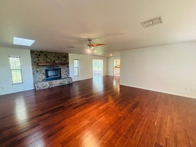 Building Photo - Forest of Golden Hills 3/2/2 ***Hidden Gem***