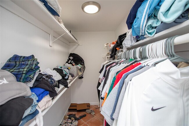 Building Photo - 1801 S Treasure Dr