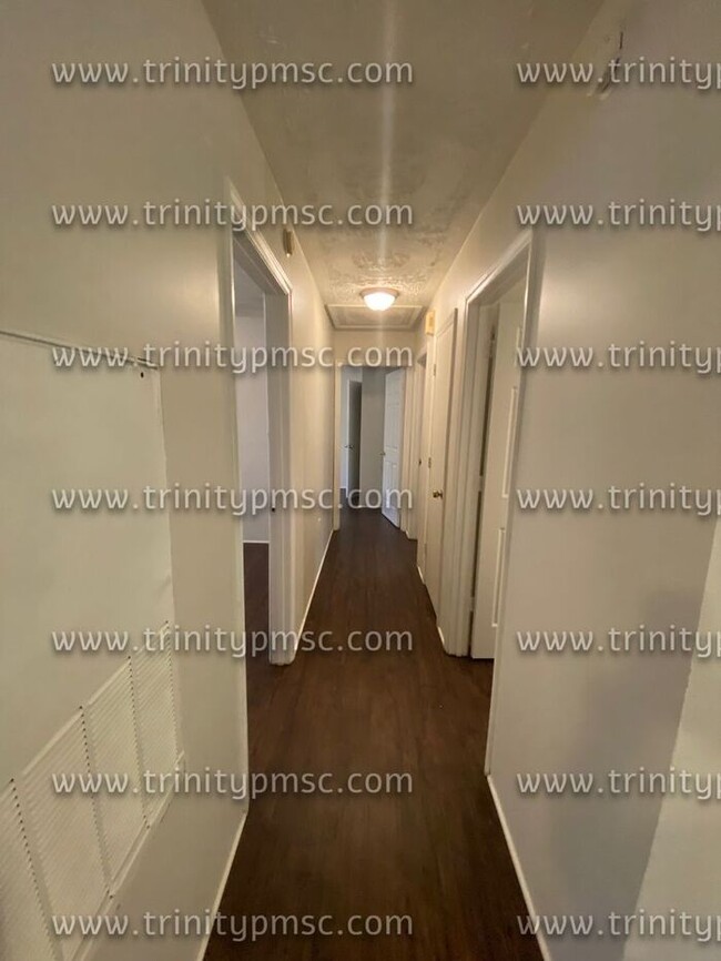 Building Photo - Freshly painted! Available now!