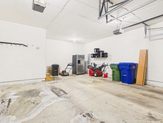 Building Photo - Gorgeous 3 Bedroom Single Family