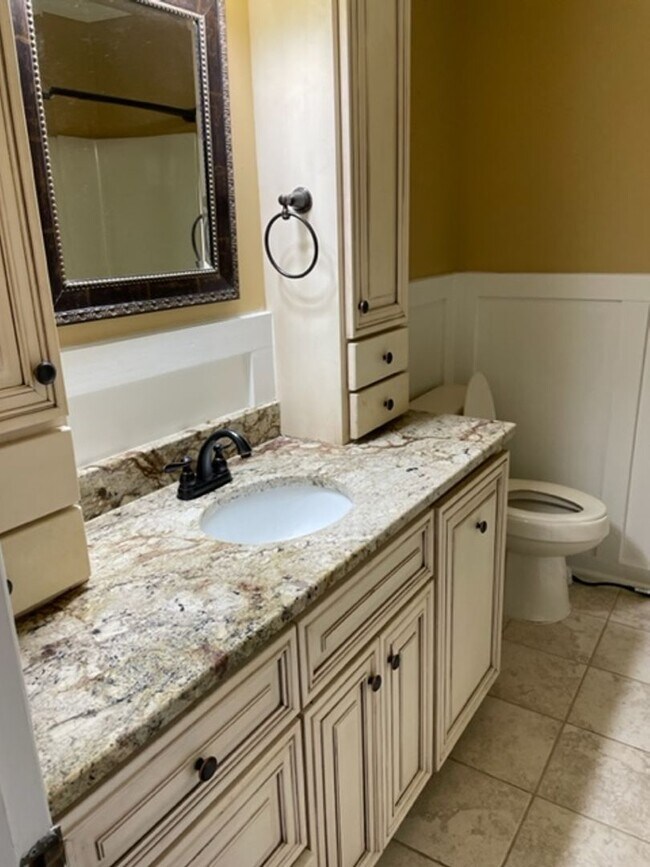 Building Photo - Quaint Towne Home close to all!