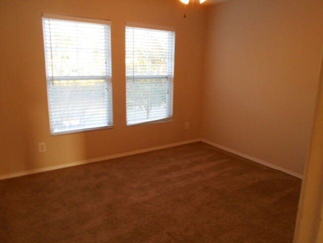 Building Photo - 3 bedroom, 3 bath townhome in Kiskadee Parke
