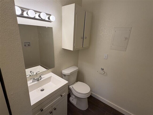 Building Photo - SPACIOUS 3/2.5 TOWN HOME