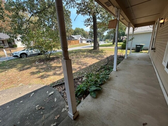 Building Photo - 121 Silverbrook Dr