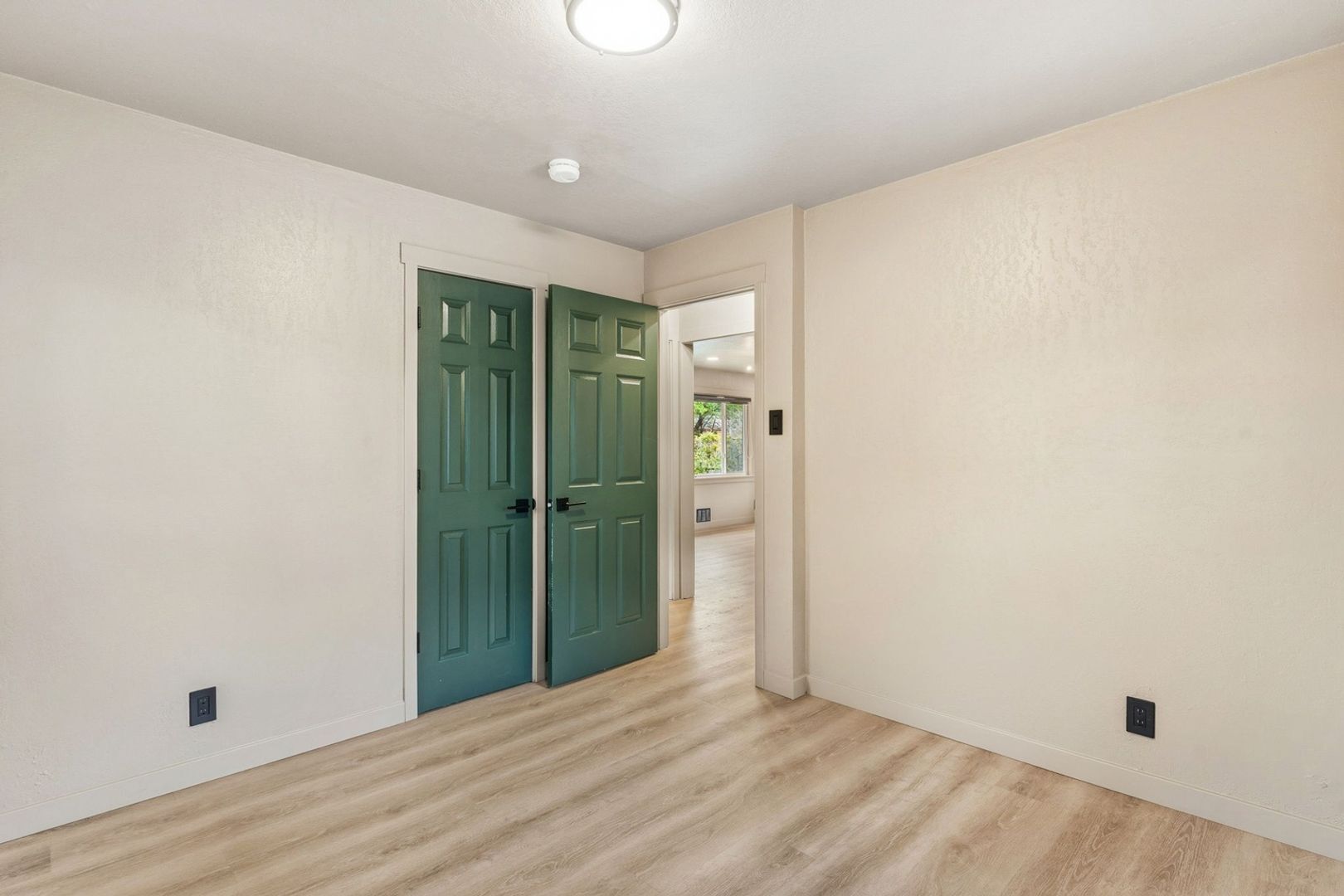 Building Photo - 405 Wilhelmia Ave