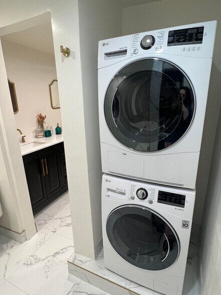 Building Photo - 6752 Hillpark Dr