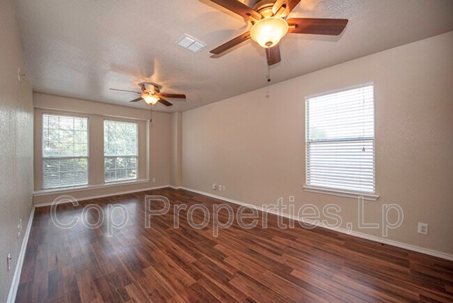 Building Photo - 518 Reba