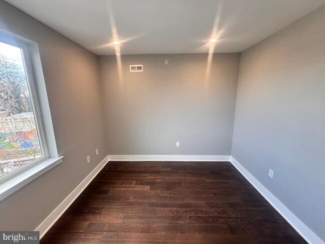 Building Photo - 3255 Ridge Ave