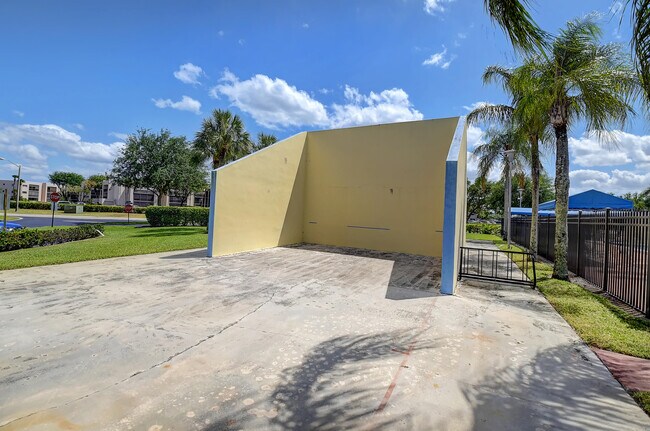 Building Photo - 15792 Philodendron Cir