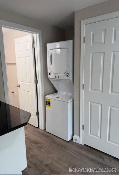 Building Photo - 23 Kenmar Dr