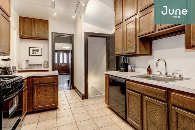 Building Photo - ROOM ONLY in 7-bed/3.5-bath Home