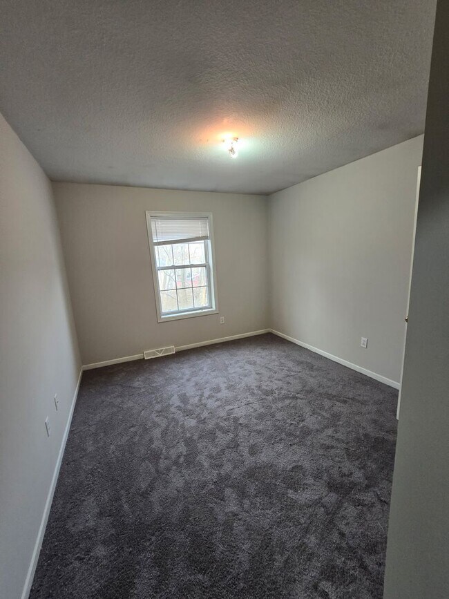 Building Photo - 106-108 Albany Dr.