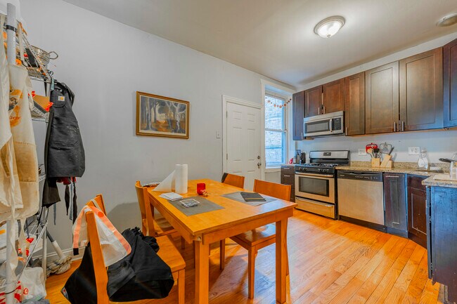 Building Photo - 3025 W Diversey Ave