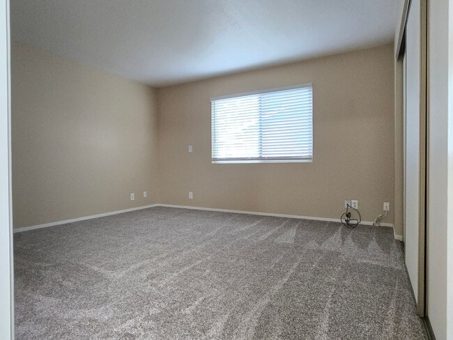 Building Photo - Spacious 2-Story Townhome, Updated Kitchen...