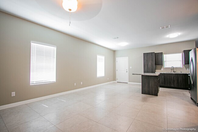 Building Photo - 3404 Sahara Dr