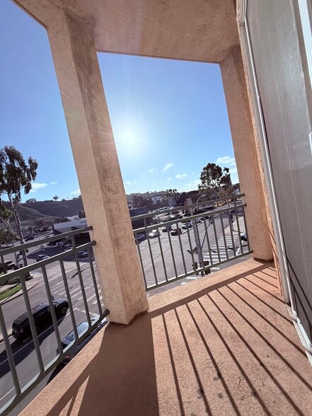 Building Photo - 1950 Camino De La Reina