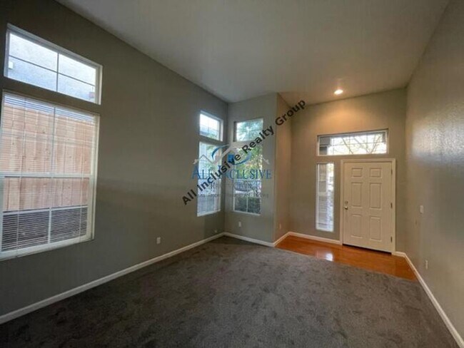 Building Photo - Charming 3-Bedroom Home in Desirable Folso...
