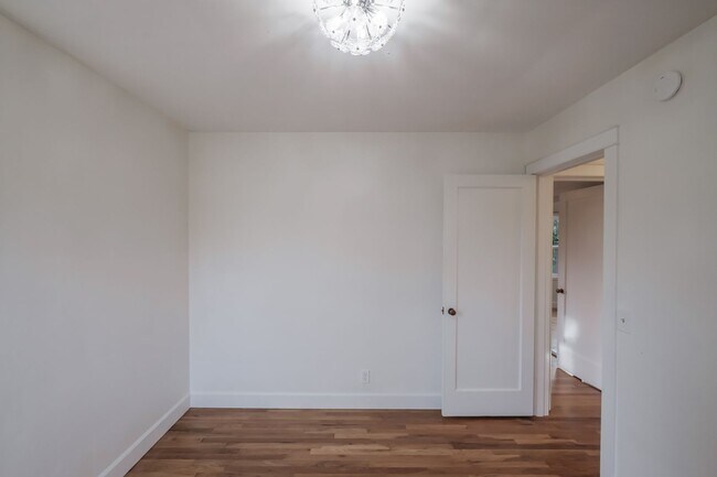 Building Photo - Charming 3-Bed 2 Bath Home with Spectacula...