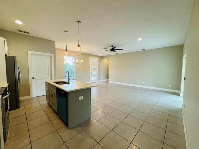 Building Photo - Gorgeous 4 Bedroom, 2 Bathroom Home in Poi...