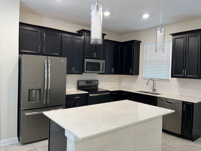 Building Photo - 3 bed 2.5 bath townhouse for rent