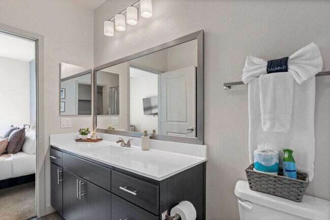 Building Photo - 711 W Broadway Rd