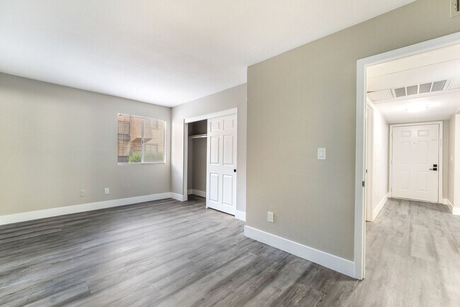 Building Photo - Modern Condo in Guard-Gated Community!