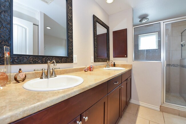 Building Photo - 226 Valmar