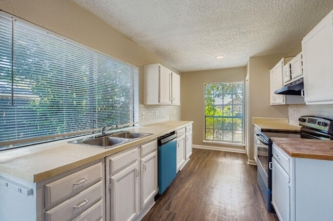 Building Photo - 9117 Fairmont Cir