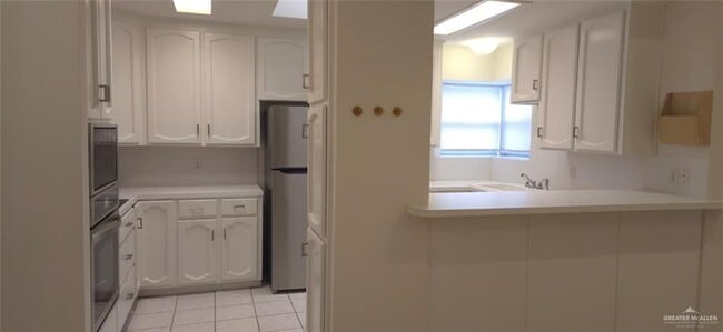 Building Photo - 11 Jasmine Ave W