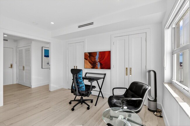 Building Photo - 1000 Lowry St