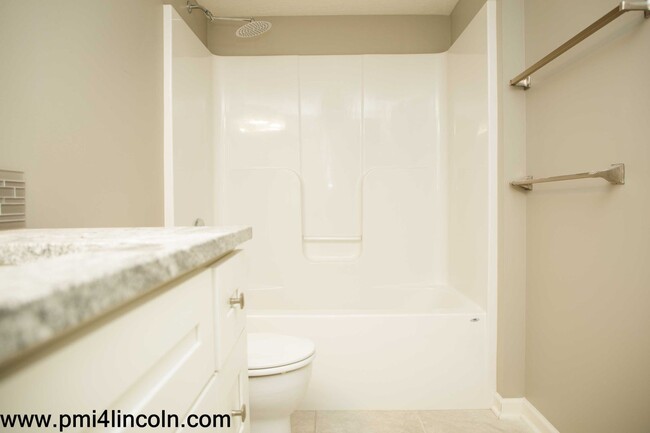 Building Photo - 9800 S 72 St – 5 beds/3 baths/ 3-stall