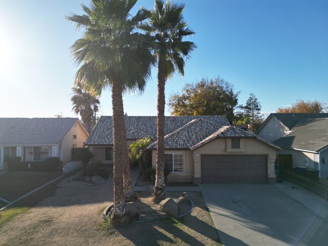 Building Photo - Spacious 5-Bedroom Home in Bakersfield, CA!