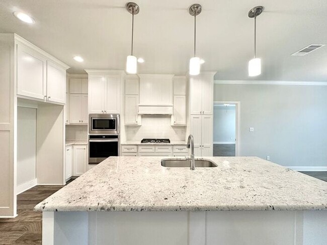 Building Photo - Available Now! Stunning 3 Bedroom 2 Bath i...