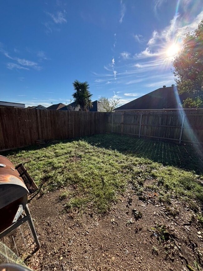 Building Photo - Charming 3 Bedroom, 2 Bath Home – Move-In Ready!