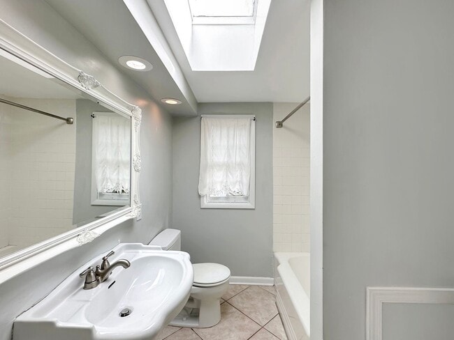 Building Photo - Fabulous Cape Cod in the West End!!  *MOVE...
