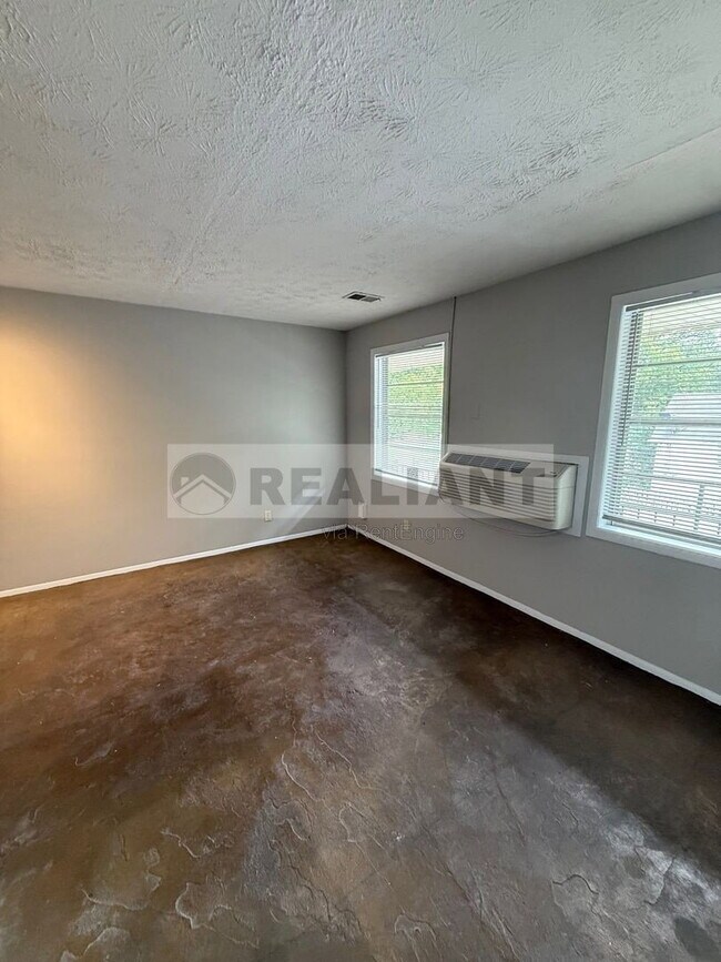 Building Photo - 468 N Limestone