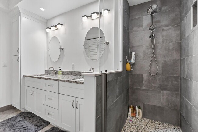 Building Photo - 5230 SE Seascape Way