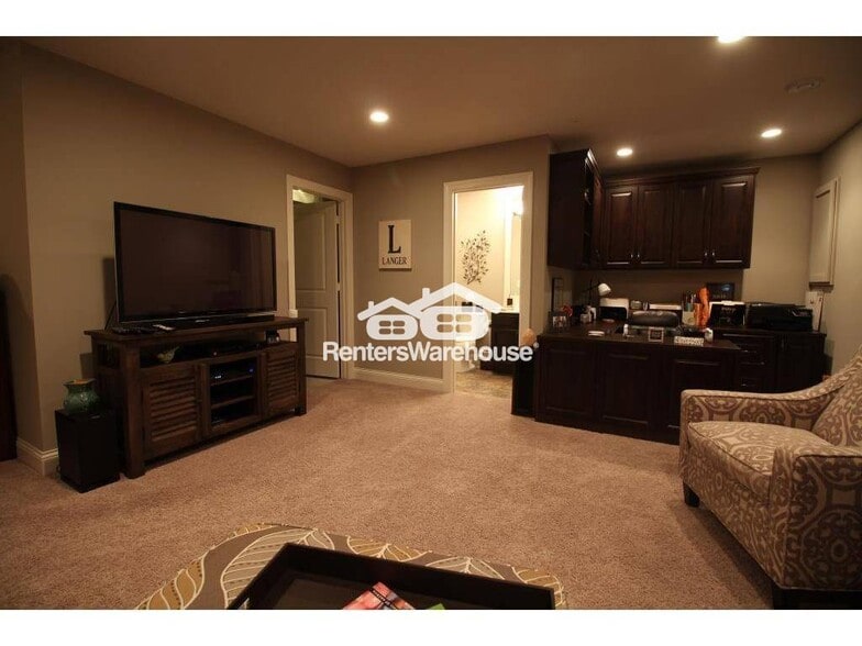 Building Photo - 8411 Larch Ln N