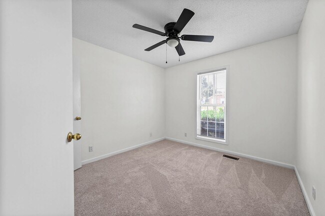 Building Photo - 409 Sandburg Dr
