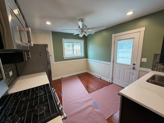 Building Photo - 140 E Northwest Hwy