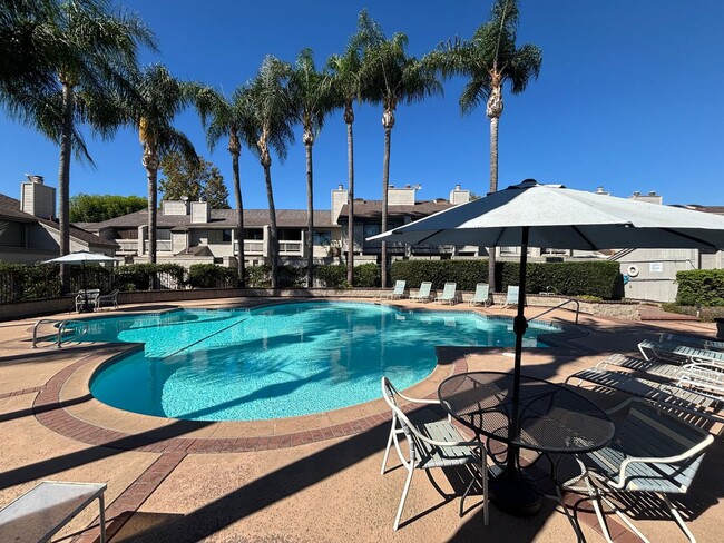 Building Photo - Updated 2 Bedroom home in Fullerton