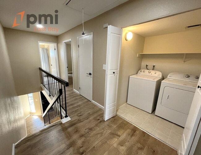 Building Photo - Stylish 2-Bedroom Townhouse in Prime Walnu...