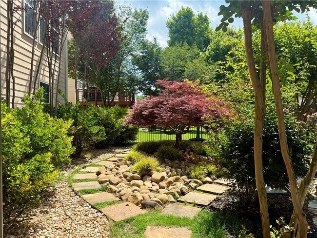 Building Photo - 585 Marylebone Dr