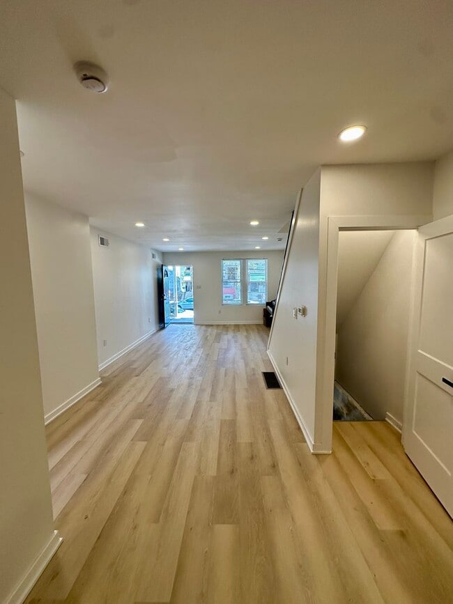 Building Photo - Fully renovated, bright, and spacious 3-bedroom, 1.5-bath home in an amazing location.