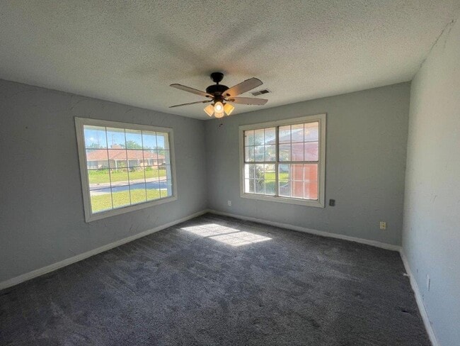 Building Photo - 2 bed garage conversion adding a flex room, full size washer connections.